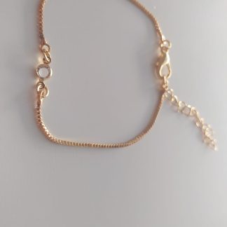 Pulsera dorada de cadena fina con circonita transparente