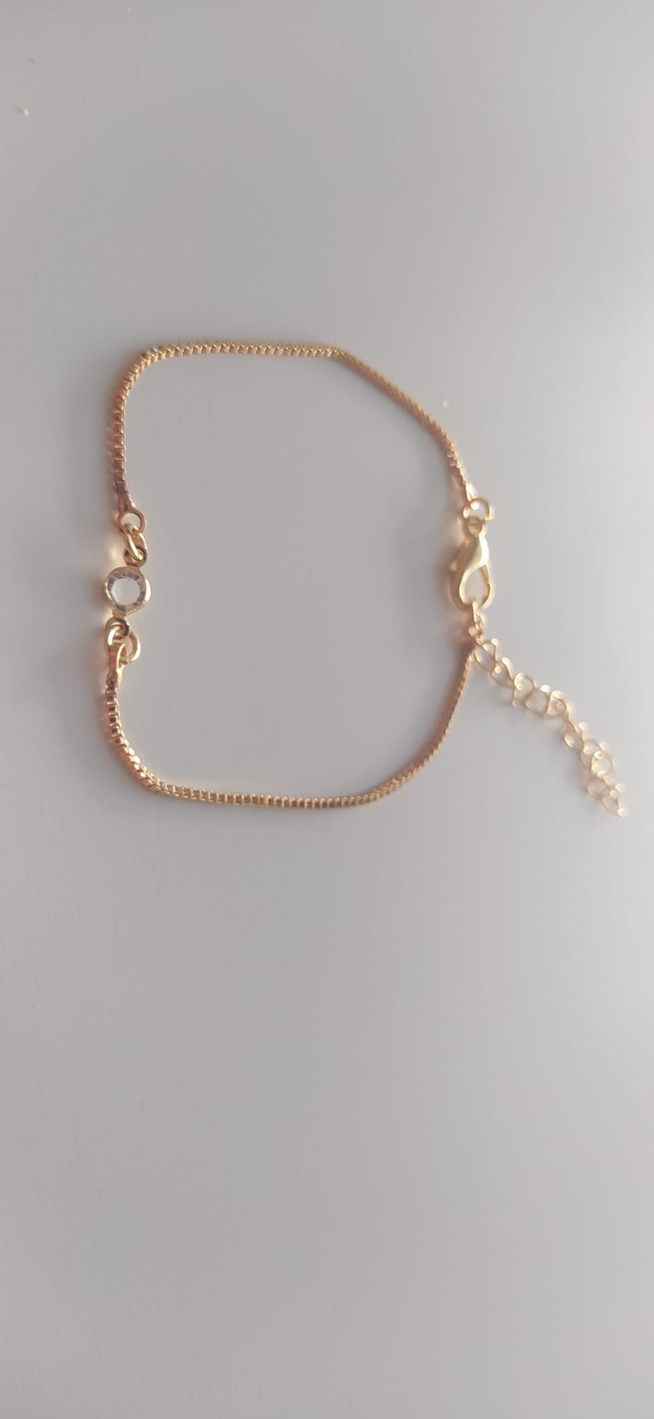 Pulsera dorada de cadena fina con circonita transparente