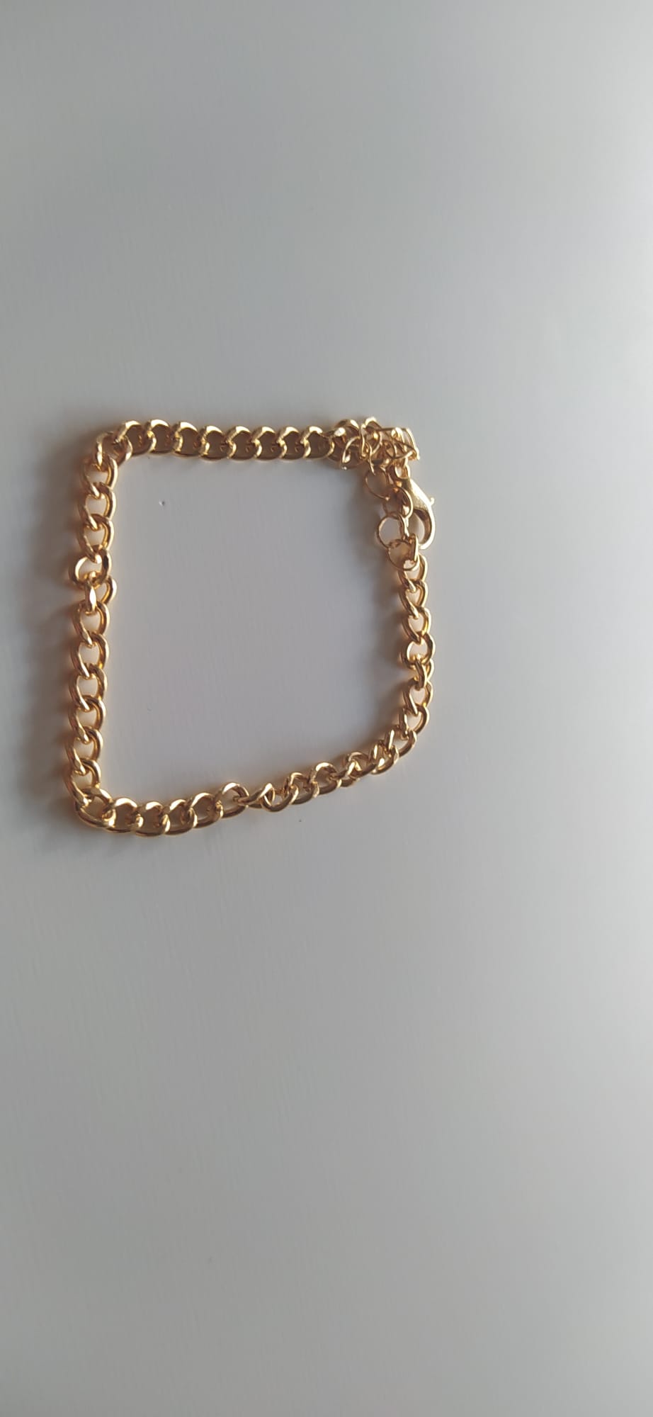 Pulsera dorada de cadena gruesa estilo cubana con cierre de mosquetón