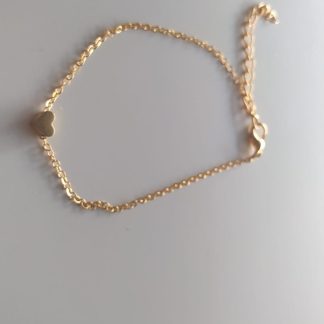 Pulsera dorada de cadena fina con dije de corazón