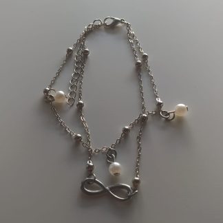 Pulsera plateada de varios hilos con perlas y colgante de infinito