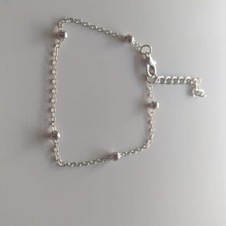 Pulsera de perlas blancas con cadena dorada y cierre de corazón