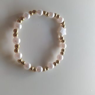 Pulsera de perlas blancas con charm de estrella y bolitas doradas