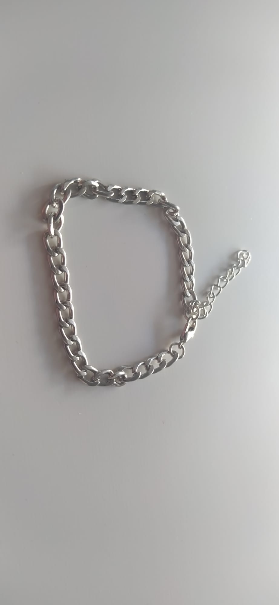 Pulsera de cadena fina plateada con bolitas cuadradas y extensión ajustable