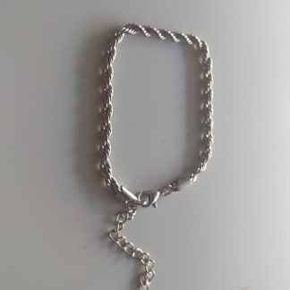 Pulsera plateada de cadena trenzada tipo cuerda con cierre de mosquetón