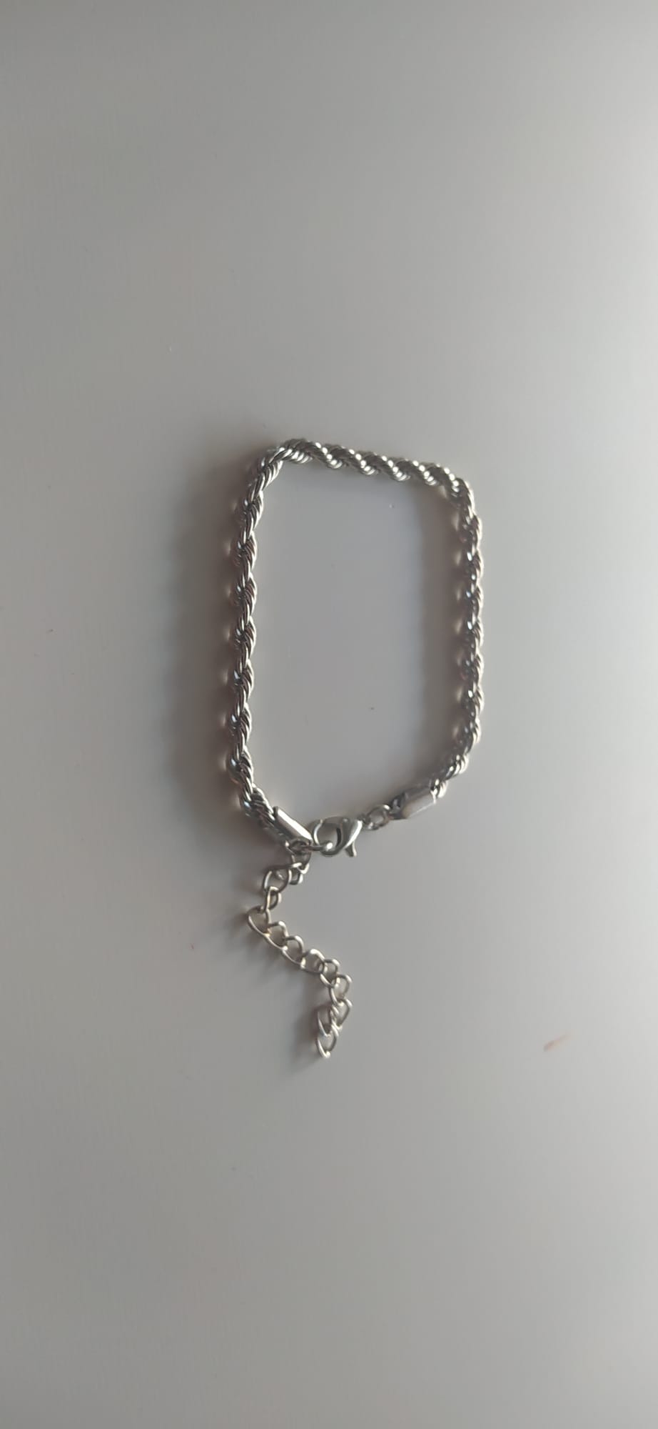 Pulsera plateada de cadena trenzada tipo cuerda con cierre de mosquetón
