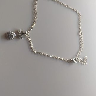 Pulsera plateada con dije colgante en forma de piña