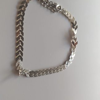 Pulsera plateada de eslabones planos en forma de espiga