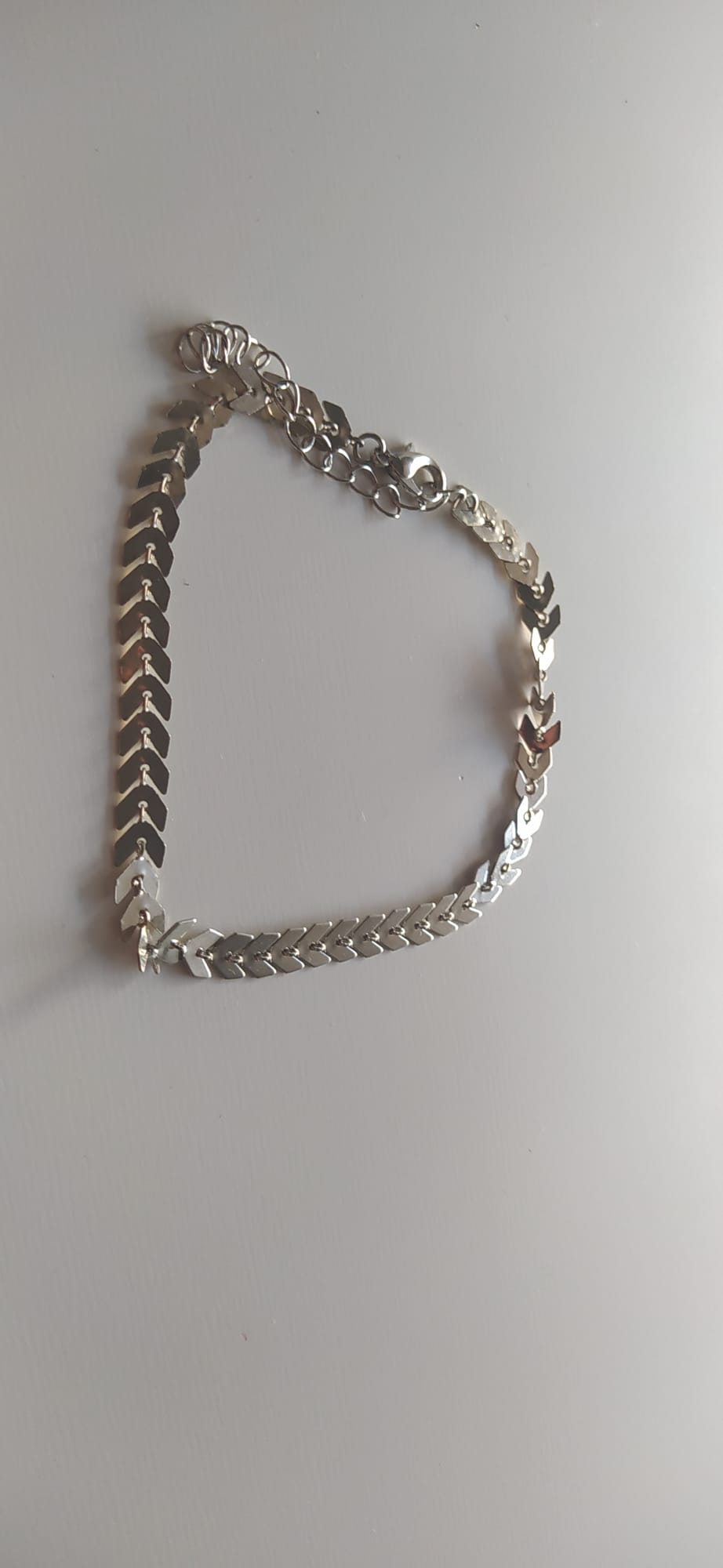 Pulsera plateada de eslabones planos en forma de espiga