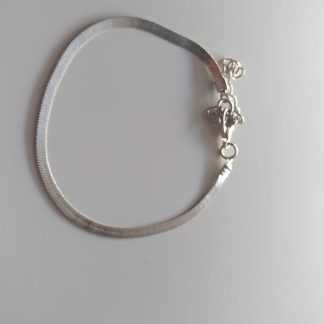 Pulsera plateada de eslabón plano tipo espiga