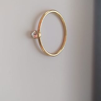 Tobillera de abalorios en tonos rosa y fucsia sobre superficie clara