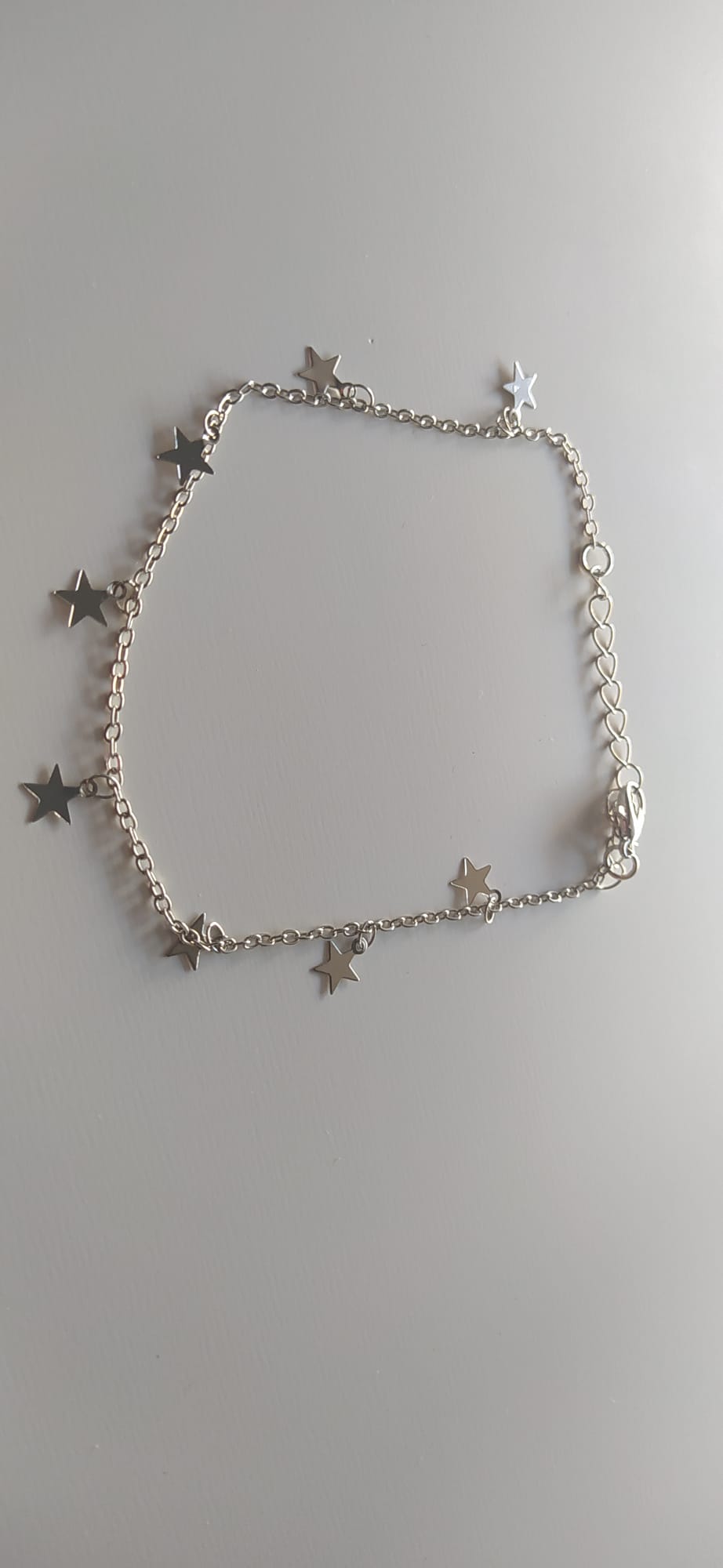 Tobillera plateada con colgantes en forma de estrella
